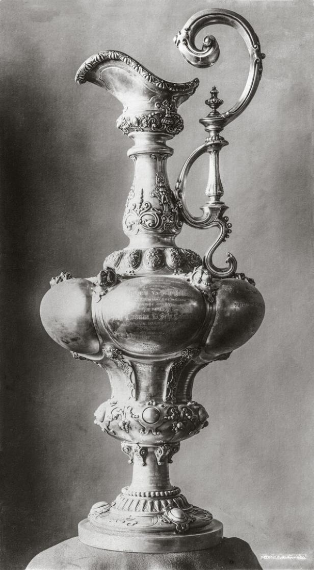 Der silberne America's Cup Pokal mit Gravuren und Verzierungen.