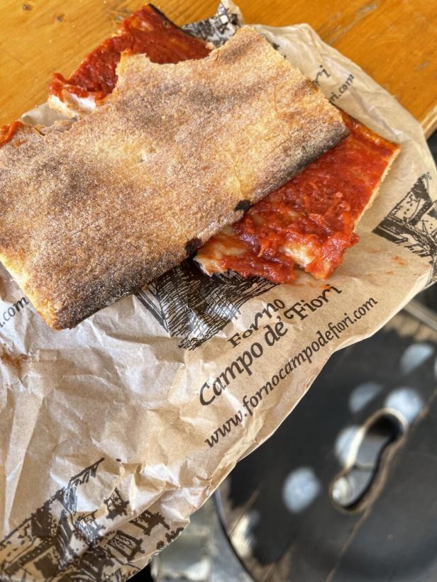 Ein Stück Pizza Romana von „Forno Campo de’ Fiori“.