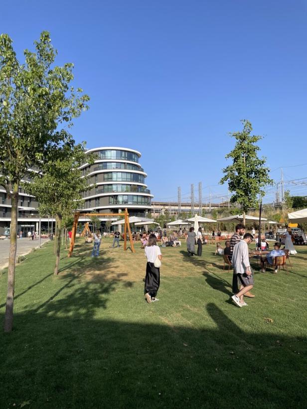 Menschen entspannen sich in einem Park in Rom an einem sonnigen Tag.
