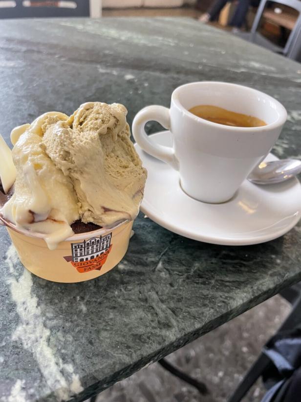 Ein Eisbecher und eine Tasse Espresso in Rom.