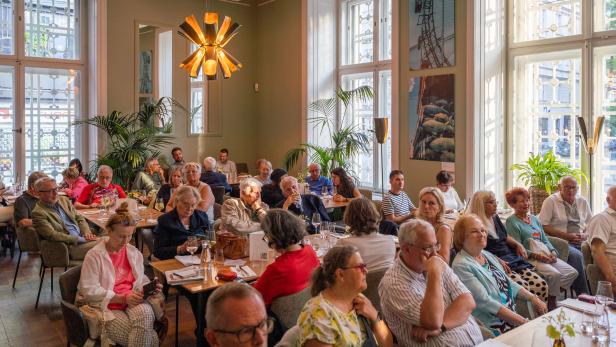 Ein konzentriertes Publikum im Restaurant „Das Mezzanin“ am Schottentor. 46-216841008