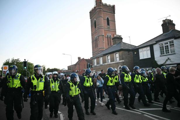 BRITAIN-MIGRATION-POLICE-PROTEST