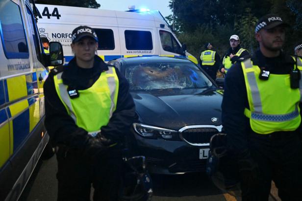 BRITAIN-MIGRATION-POLICE-PROTEST