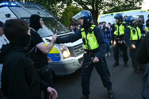 BRITAIN-MIGRATION-POLICE-PROTEST