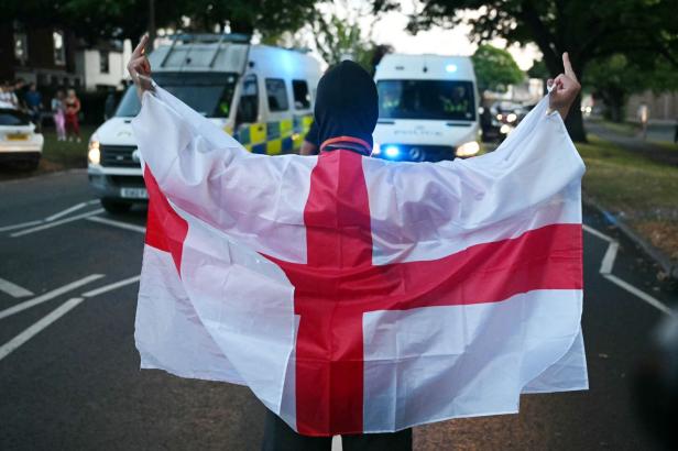 BRITAIN-MIGRATION-POLICE-PROTEST