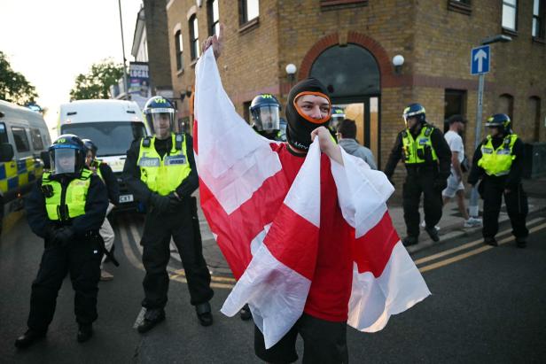 BRITAIN-MIGRATION-POLICE-PROTEST