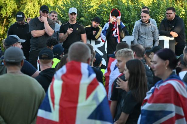 BRITAIN-MIGRATION-POLICE-PROTEST