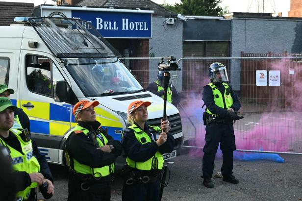 BRITAIN-MIGRATION-POLICE-PROTEST