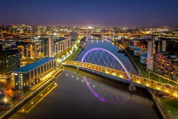 Luftaufnahme des Clyde in Glasgow mit der Arc-Brücke, dem Armadillo Convention Center und dem Millennium.
