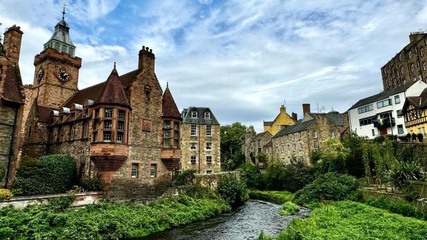 Dean Village in Edinburgh mit dem Water of Leith im Vordergrund.