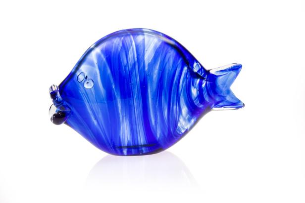Eine blaue Glasfigur in Form eines Fisches.