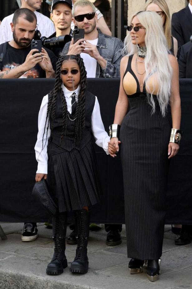 Kim Kardashian und ihre Tochter North West besuchen eine Modenschau in Paris.