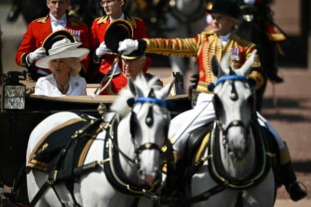 Trooping the Colour 2025: König Charles mit Königin Camilla in der offenen Kutsche Trooping the Colour 2025: König Charles mit Königin Camilla in der offenen Kutsche