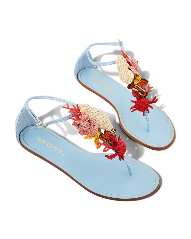 Ein Paar hellblaue Aquazzura-Sandalen mit aufwendigen Meeresmotiven verziert.