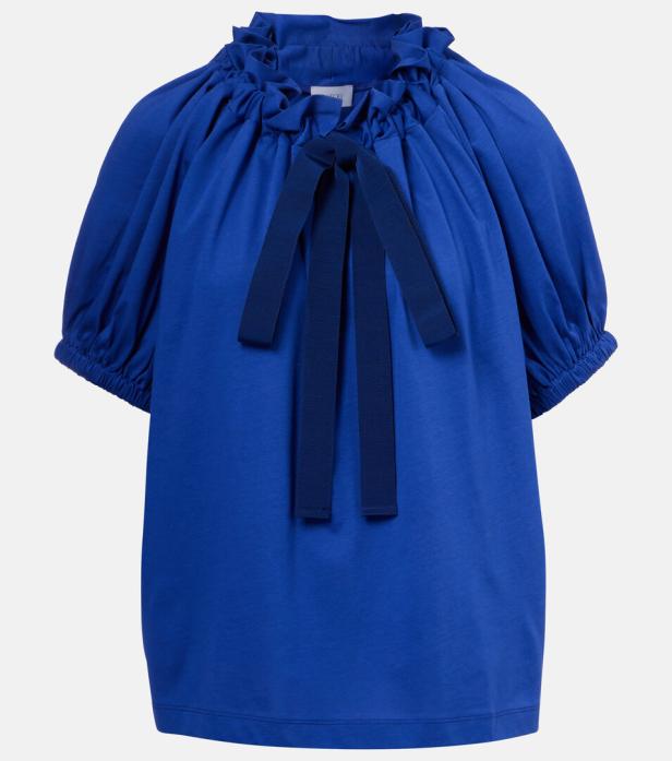 Eine blaue Bluse mit Rüschenkragen und einer Schleife am Ausschnitt.