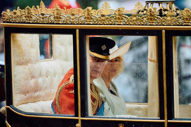 2024 fuhr das Königspaar in der geschlossenen Kutsche BRITAIN-ROYALS-TROOPING