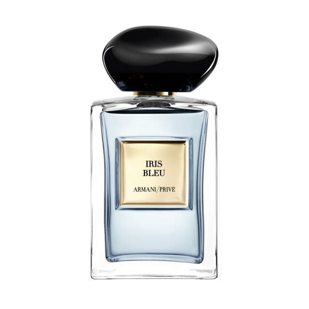 Ein Flakon „Iris Bleu“ von Armani Privé mit einem schwarzen Verschluss.