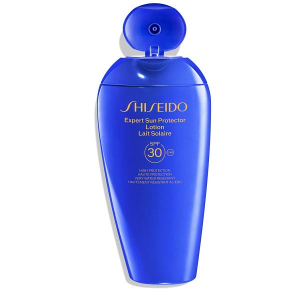 Eine blaue Flasche Shiseido Expert Sun Protector Lotion mit LSF 30.