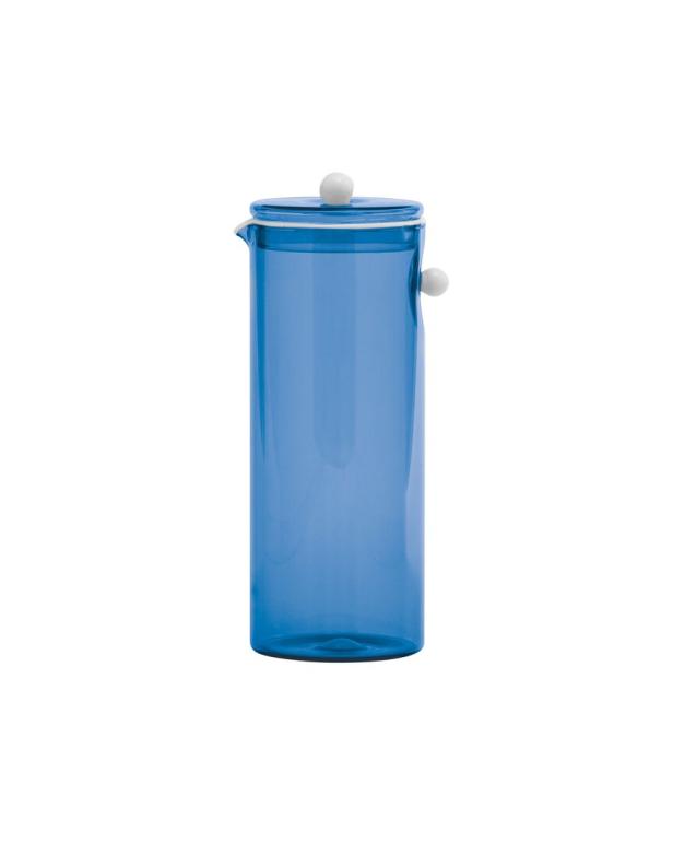 Eine blaue Glaskaraffe mit Deckel und weißem Knauf steht auf einem weißen Hintergrund.