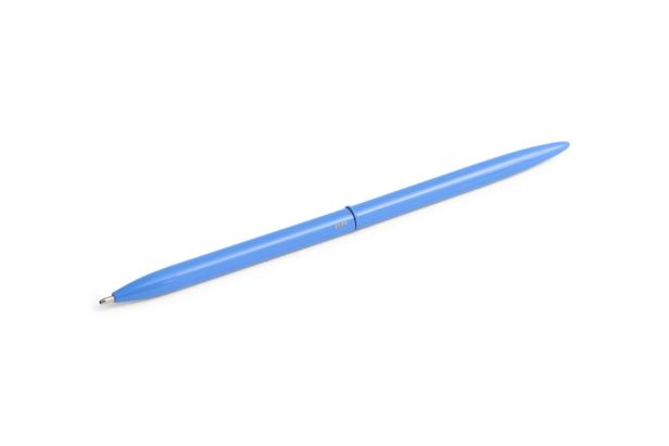 Ein blauer Kugelschreiber der Marke HAY liegt auf einem weißen Hintergrund.