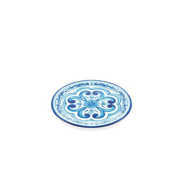 Ein Teller mit blau-weißem, floralem Dekor auf weißem Grund.