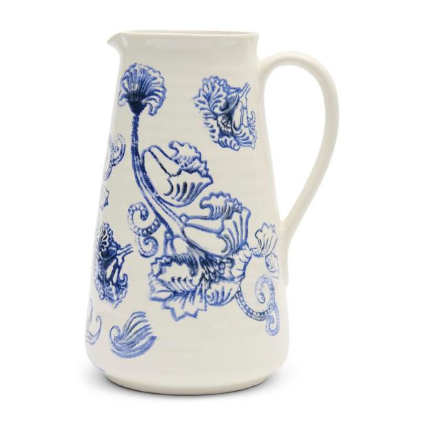Ein weißer Krug mit blauem Blumenmuster.
