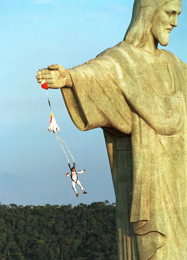 FILE PHOTO: Austrian Parachuter Baumgartner jumps off Christ statue in Rio De Janeiro FILE PHOTO: Austrian Parachuter Baumgartner jumps off Christ statue in Rio De Janeiro