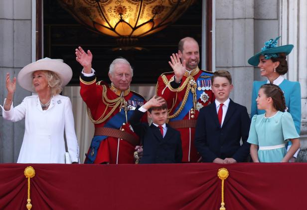 König Charles, Königin Camilla, Prinz William, Prinzessin Kate und ihre Kinder George, Charlotte und Louis winken vom Balkon des Buckingham-Palasts.