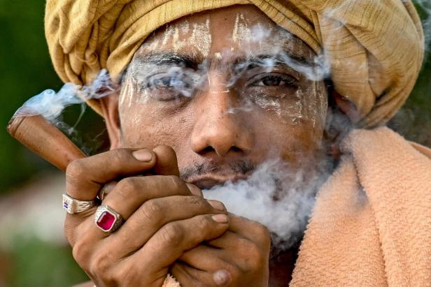 Rauchpause TOPSHOT-INDIA-RELIGION-HINDUISM-PILGRIMAGE