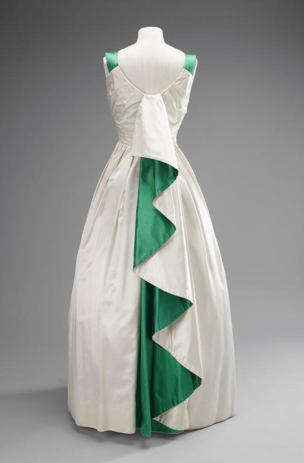 Ein weißes Abendkleid mit grünen Akzenten aus der Ausstellung „Queen Elizabeth II: Her Life in Style“ im Buckingham Palace 2026.