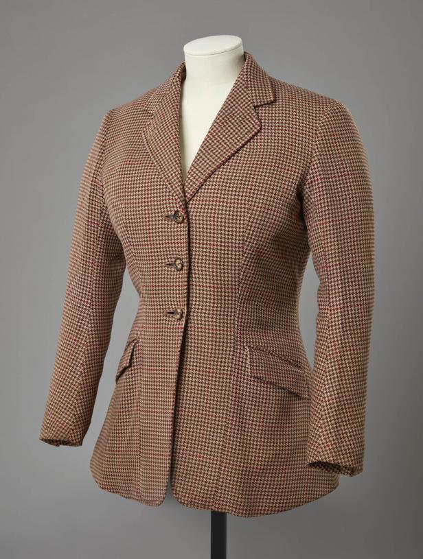 Eine braun-rot karierte Jacke, ausgestellt in der „Queen Elizabeth II: Her Life in Style“ Ausstellung im Buckingham Palace 2026.