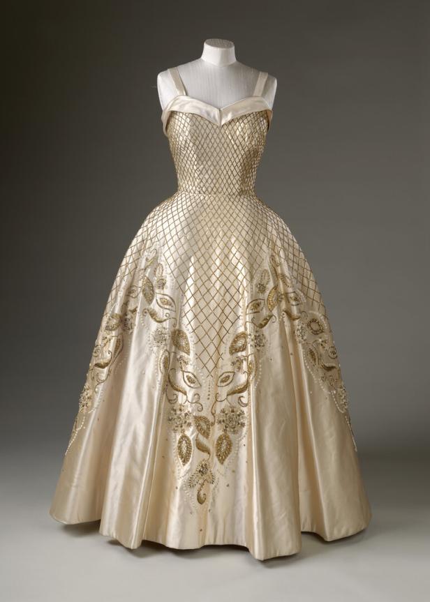 Ein Ballkleid mit goldenen Stickereien aus der „Queen Elizabeth II: Her Life in Style“-Ausstellung im Buckingham Palace 2026.