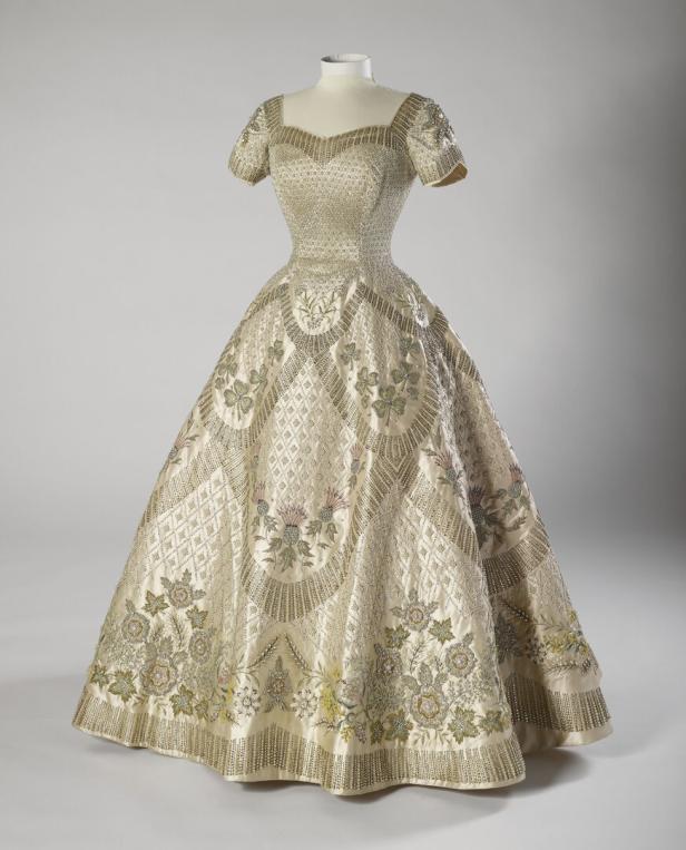 Ein Ballkleid mit Blumenstickereien aus der Ausstellung „Queen Elizabeth II: Her Life in Style“ im Buckingham Palace.