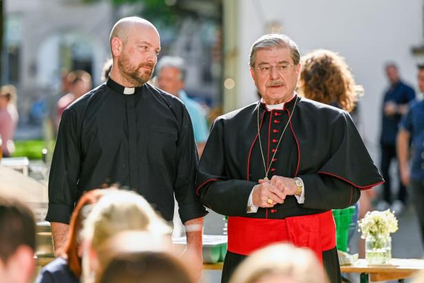 Im Bild: Pfarrer Reiser (Stephan Zinner) und Kardinal Brunnenmayr (Erwin Steinhauer) unterhalten sich.
