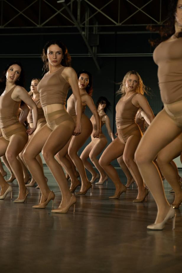 Die Tänzerinnen tanzen in High-Heels