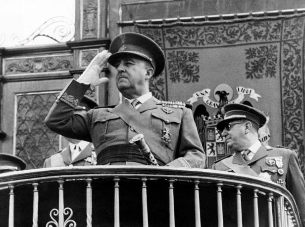 Francisco Franco salutiert von einem Balkon in Uniform.
