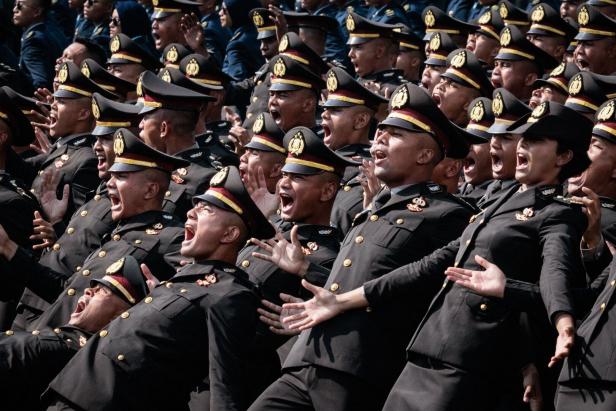 Freudensturm TOPSHOT-INDONESIA-DEFENCE-POLICE