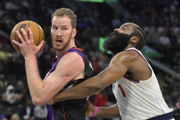 NBA: Toronto Raptors at Los Angeles Clippers Jakob Pöltl (l.) gegen Superstar James Harden.