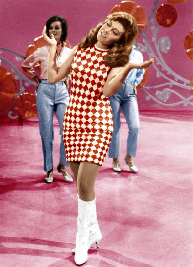 Nancy Sinatra tritt in der „Ed Sullivan Show“ auf, die am 30. Oktober 1966 ausgestrahlt wurde.