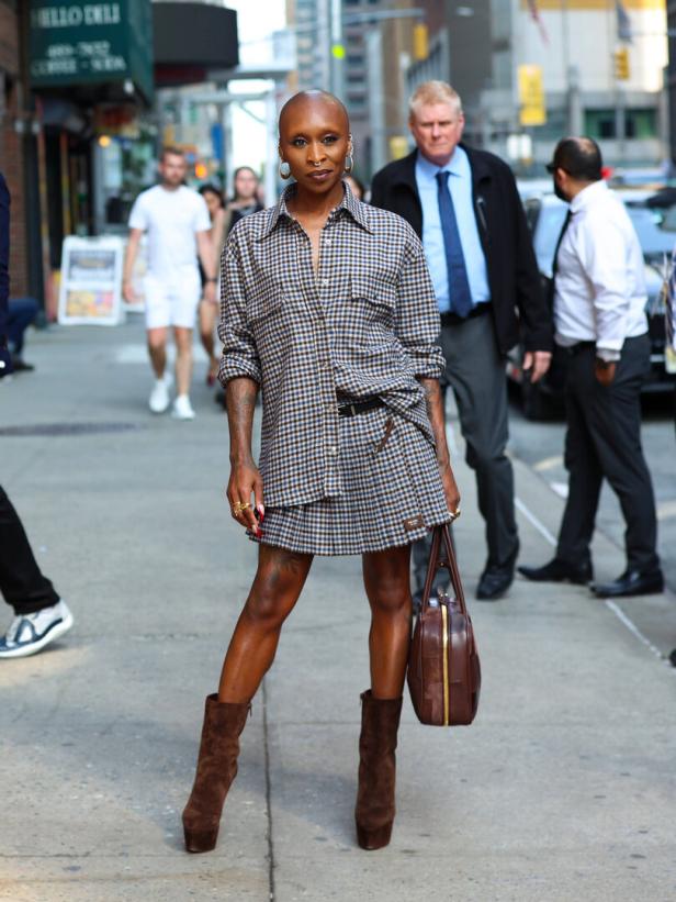 Eine Frau in einem karierten Outfit verlässt die „The Late Show With Stephen Colbert“-Studios.