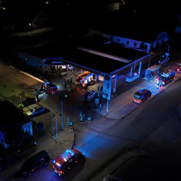 Feuerwehreinsatz an einer Shell-Tankstelle in Maissau bei Nacht.