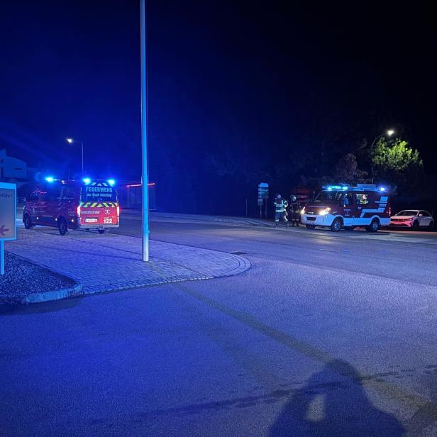 Zwei Feuerwehrfahrzeuge der Stadt Maissau stehen nachts an einer Tankstelle.