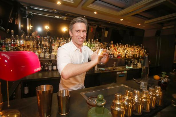 Gerhard Tsai mixt einen Cocktail hinter einer Bar.