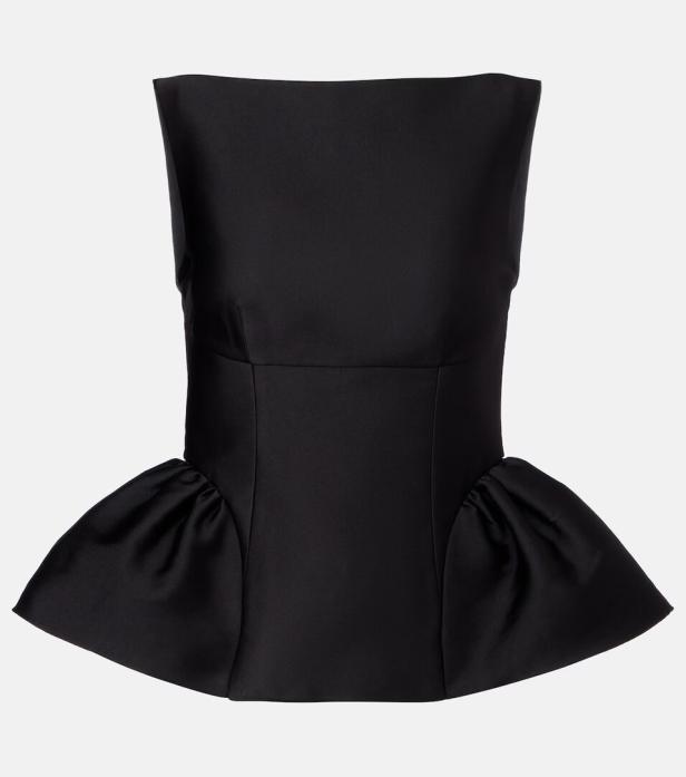 Ein schwarzes, ärmelloses Oberteil mit Schößchen.
