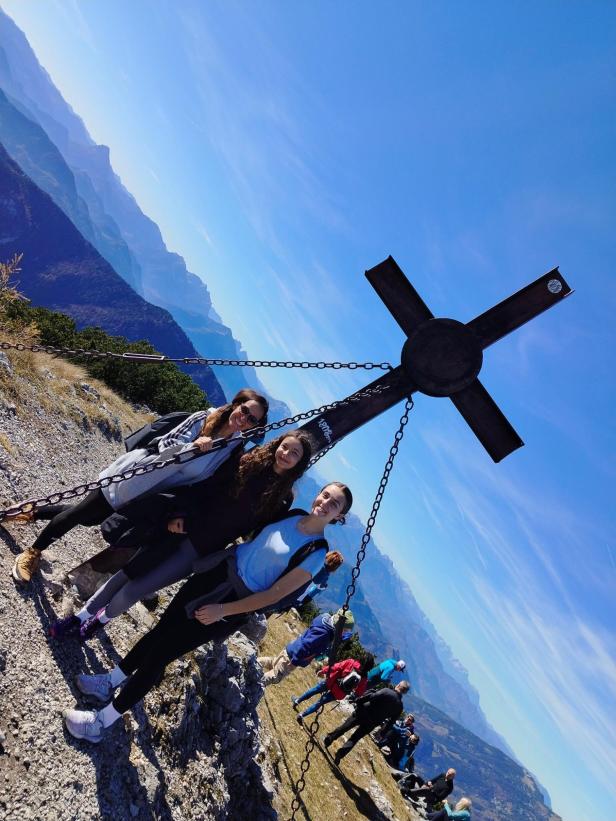 Gastmutter Petra gemeinsam mit Familienfreundin Emilia und Austauschschülerin Rosario bei einem Wanderausflug.