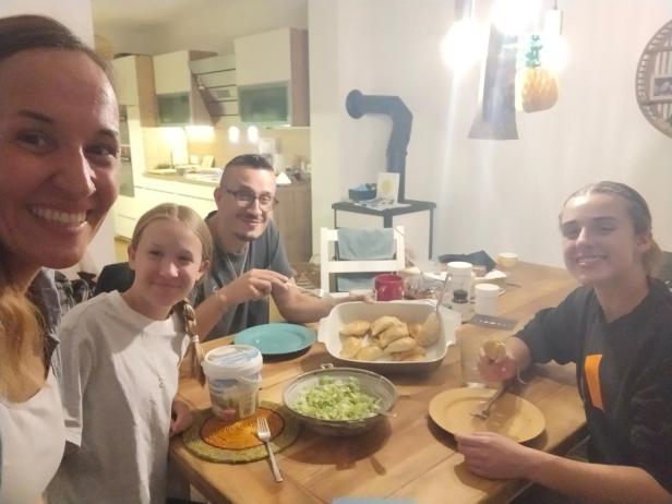 Gastfamilie machte gemeinsam mit argentinischer Austauschschülerin Empanadas und Guacamole.