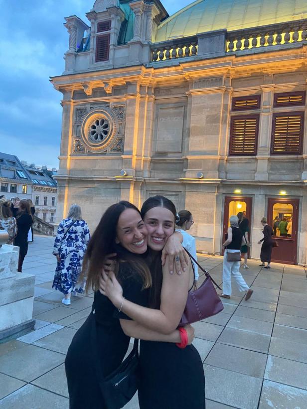 Gastmutter Petra und Austauschschülerin Rosario besuchten gemeinsam die Wiener Staatsoper.