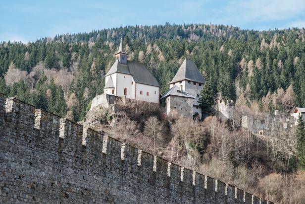 Burg Hochosterwitz mit Kirche thront auf einem Hügel.