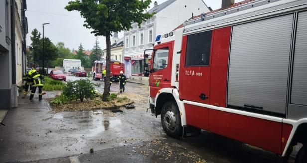 Feuerwehrleute der FF Breitenwaida beseitigen Schutt von der Straße.