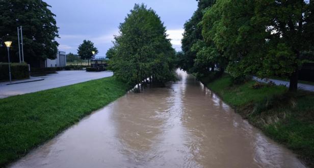 Hochwasser in Breitenwaida lässt einen Fluss über die Ufer treten.